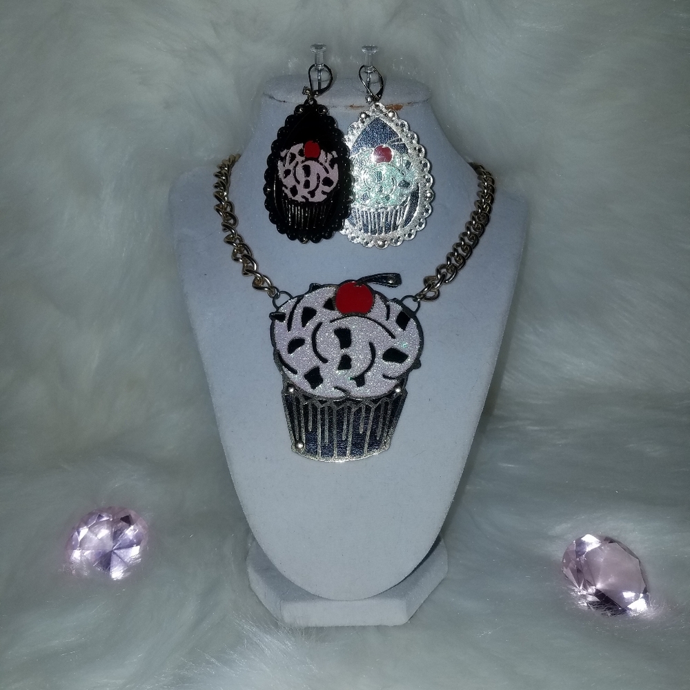 Betsey Johnson Cupcake Gold Necklace Earrings Set